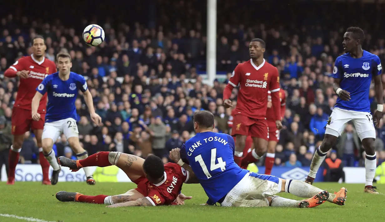 Gelandang Everton, Cenk Tosun, berebut bola dengan bek Liverpool, Nathaniel Clyne, pada laga Premier League di Stadion Goodison Park, Liverpool, Sabtu (7/5/2018). Kedua klub bermain imbang 0-0. (AP/Peter Byrne)