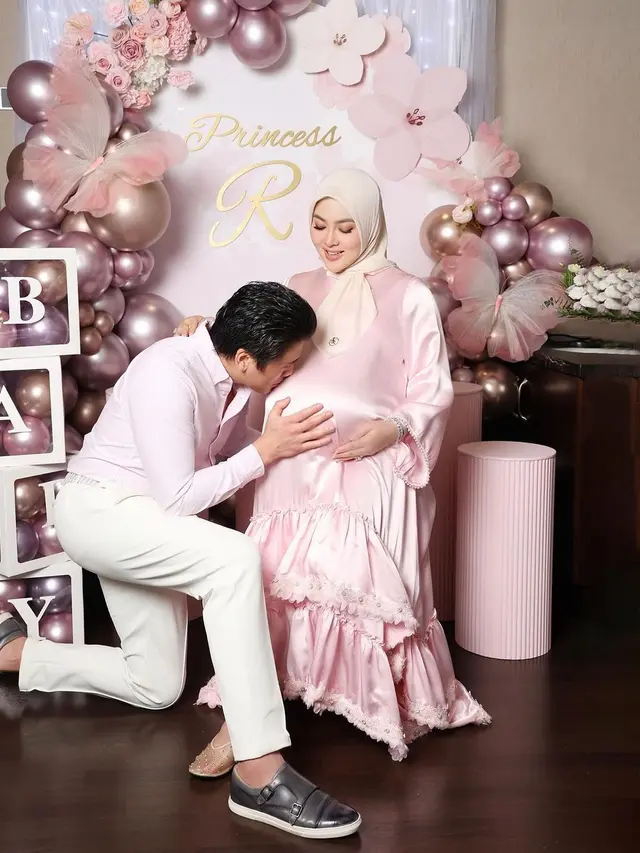 7 Potret Syahrini Umumkan Kelahiran Anak Pertama, Tepat di Hari Ultah ke-44