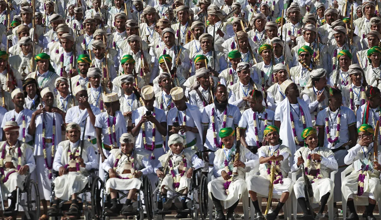 Sejumlah pengantin pria mengenakan pakaian tradisional saat berpartisipasi pada acara nikah massal di Sanaa, Yaman, 2 Desember 2021. Houthi mengadakan nikah massal untuk ribuan pasangan.  (AP Photo/Hani Mohammed)