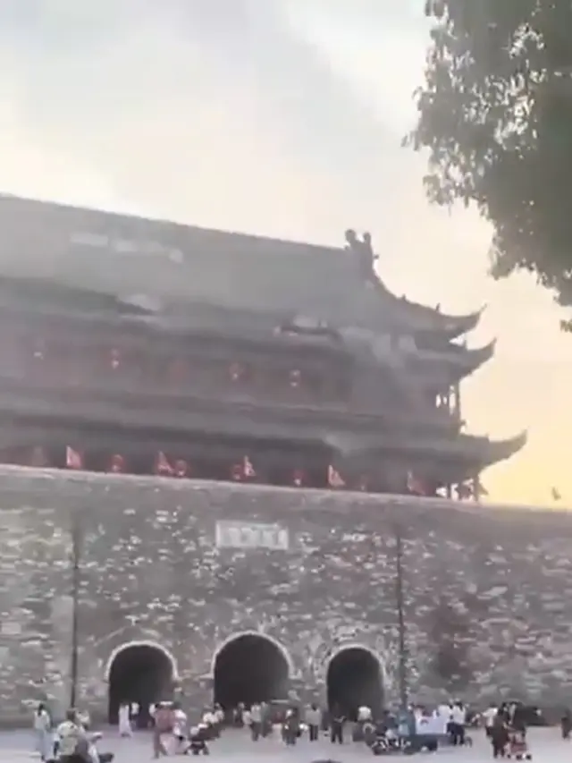 Atap Menara Berusia 650 Tahun Era Dinasti Ming Ambruk, Ratusan Genteng Runtuh