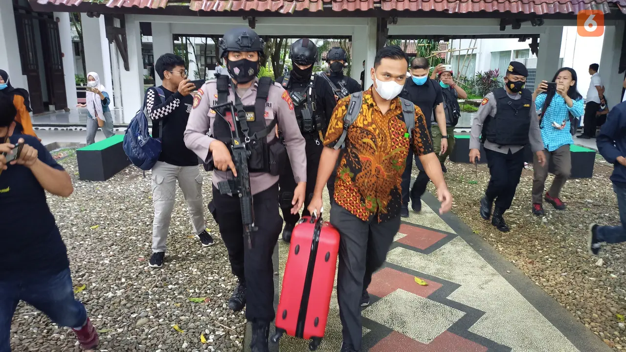 Barang bukti yang dibawa KPK dari Biro Pengadaan Barang dan Jasa Sekretariat Daerah Sulawesi Selatan (Liputan6.com/Fauzan)