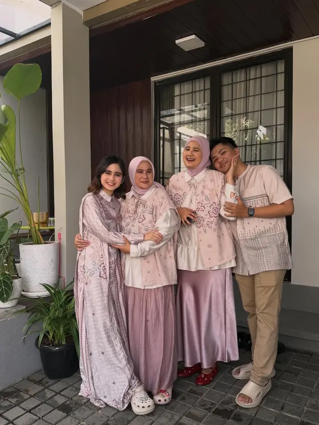 Warna Warni Busana Lebaran Keluarga Artis Tanah Air, dari Nagita Slavina hingga Maudy Ayunda