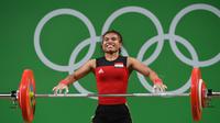Sri Wahyuni sebenarnya berpeluang meraih emas. Namun, dia gagal mengangkat beban seberat 115 kg pada percobaan kedua dan ketiga Clean & Jerk. (AFP/Goh Chai Hin)