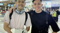 Fajar Alfian/Muhammad Rian Ardianto berpose bersama jelang keberangkatan ke Birmingham, Inggris untuk mengikuti All England 2023. (Istimewa)