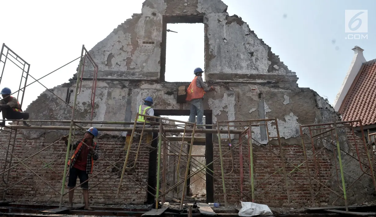 Pekerja menyelesaikan proyek Konservasi Museum Bahari di Penjaringan, Jakarta, Kamis (25/7/2019). Pemprov DKI melakukan konservasi Museum Bahari dengan anggaran Rp43 miliar ditargetkan selesai pada Desember 2019. (merdeka.com/Iqbal S Nugroho)