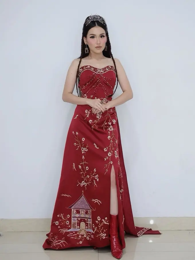8 Potret Ayu Ting Ting Menjelma Jadi Putri China dalam Balutan Cheongsam Merah Merona