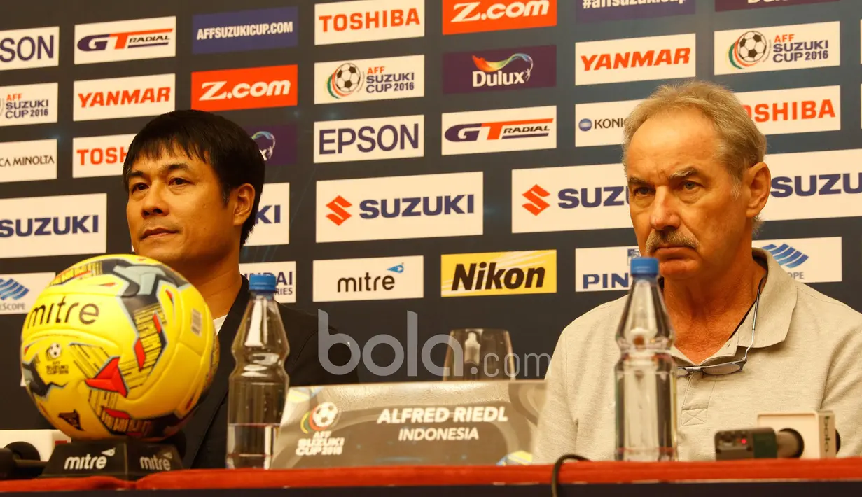 Ekspresi serius Pelatih Timnas Indonesia, Alfred Riedl (kanan) dan Pelatih Vietnam Nguyen Huu (kiri) saat mengikuti jumpa pers jelang leg kedua semifinal AFF Suzuki Cup 2016 di Vietnam, (06/12/2016). (Bola.com/Peksi Cahyo)