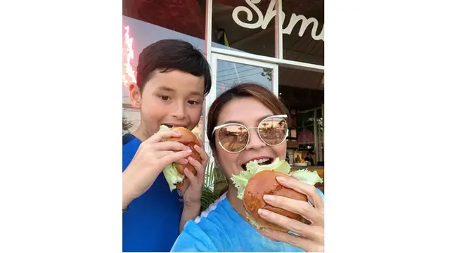 Momen keduanya saat kuliner bersama, kompak banget.