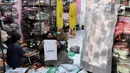 Pekerja membungkus baju muslim pesanan secara online di home industri busana muslim Albarizk UMMA di kawasan Beji, Depok, Selasa (12/4/2022). Mendekati lebaran, penjualan jilbab dan busana musim secara online meningkat 100 persen dibandingkan tahun lalu saat masa pandemi. (merdeka.com/Arie Basuki)