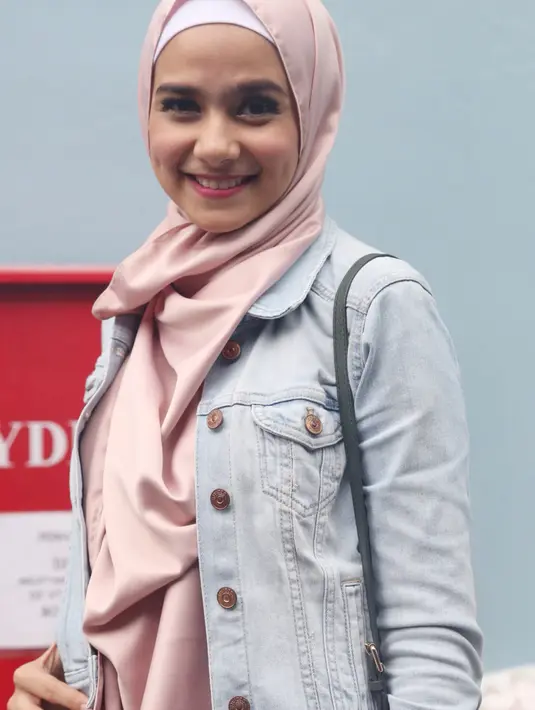 Sonya Fatmala terlihat sangat anggun ketika ia mengenakan hijab. (Andy Masela/Bintang.com)