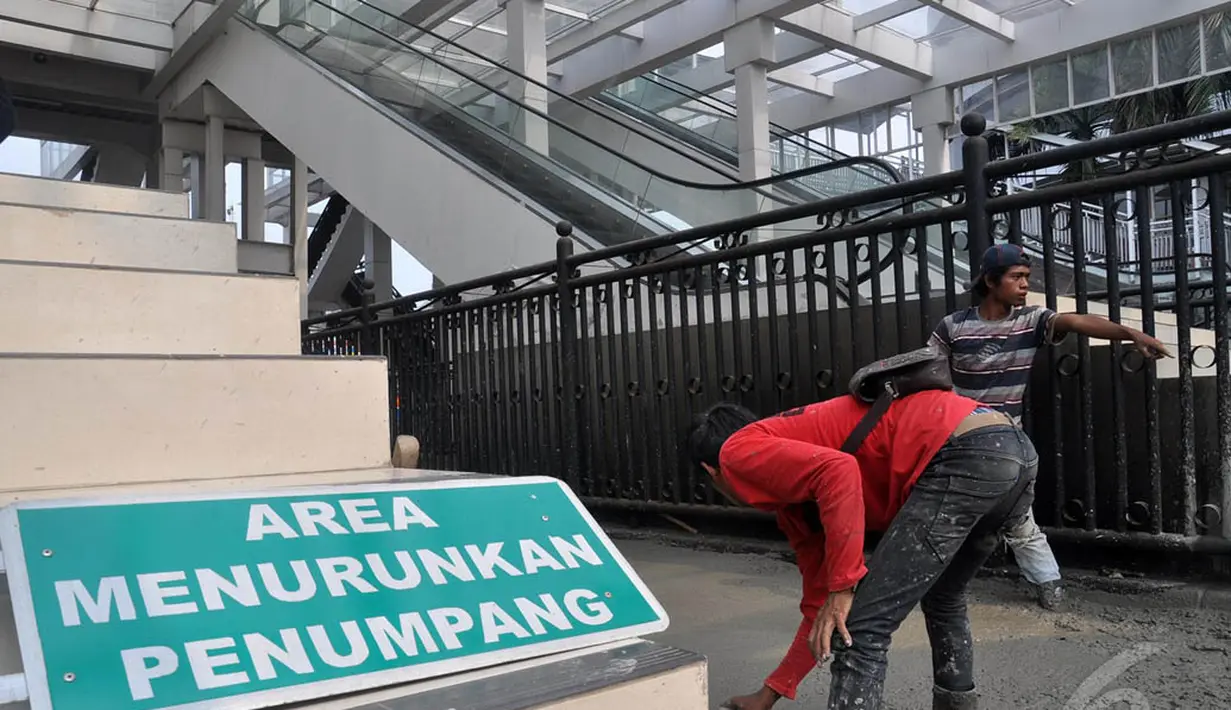 Keadaan jalan yang rusak dan berlubang membahayakan kendaraan yang akan melintas menyebabkan Pemda DKI segera memperbaiki jalan di Terminal Manggarai, Jakarta, Minggu (28/8/2014) (Liputan6.com/Miftahul Hayat)