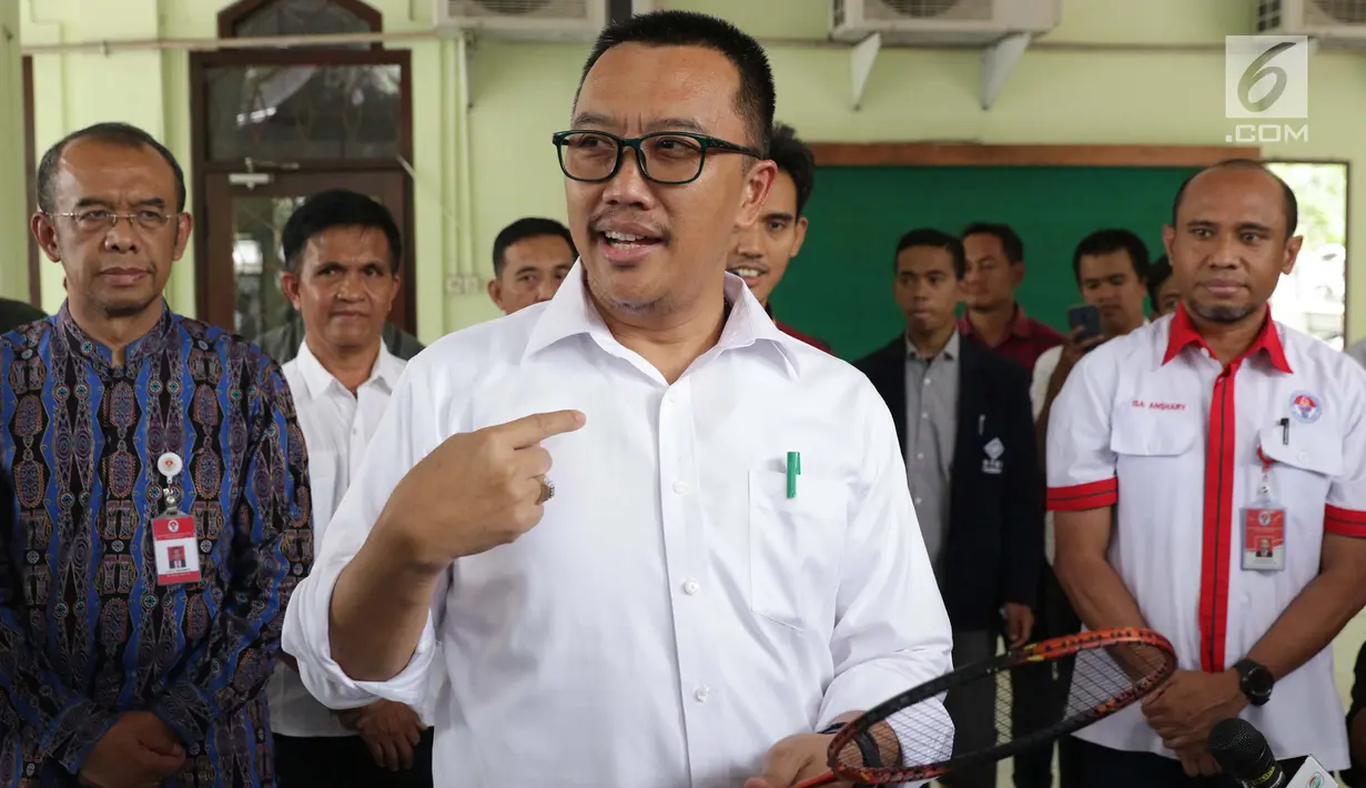 Menpora Imam Nahrawi memainkan raket bulu tangkis jelang menghadiri acara perpisahan dengan pejabat Kemenpora di Jakarta, Kamis (19/9/2019). Sebelumnya KPK menetapkan Menpora Imam Nahrawi sebagai tersangka kasus dugaan suap dana hibah KONI. (Liputan6.com/Helmi Fithriansyah)
