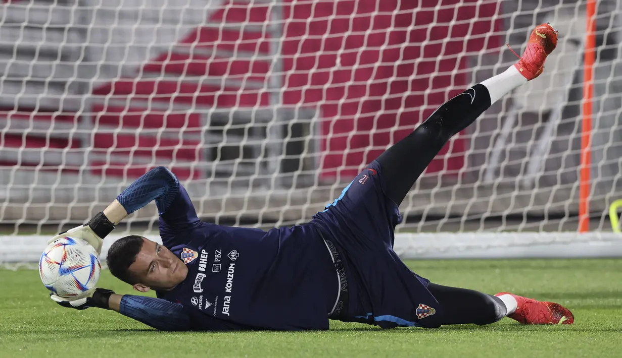 Kiper Kroasia #12 Ivo Grbic mengambil bagian dalam sesi latihan jelang bertemu Brasil pada perempat final Piala Dunia 2022, di Al Erssal Training Site 3 di Doha, Kamis (7/12/2022). Pada laga ini, Brasil masih sedikit diunggulkan di atas Kroasia. (JACK GUEZ / AFP)
