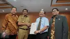 Wakil Gubernur DKI Jakarta Djarot Saiful Hidayat (kedua kiri) bersama Ketua Ombudsman RI, Amzulian Rifai (ketiga kanan) usai membahas peningkatan mutu pelayanan Ibu Kota DKI di gedung Ombudsman RI, Jakarta, Selasa (27/7). (Liputan6.com/Gempur M Surya)
