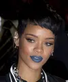 Selain aksi panggung, Rihanna ahli menarik perhatian melalui bibir warna-warninya. Seperti ketika Rihanna memakai lipstik berwarna biru kobalt ini. (Bintang/EPA)