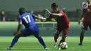 Gelandang Timnas Indonesia U-23, Febri Hariyadi (kanan) mencoba melewati adangan pemain Thailand U-23, Jakkit Wachpirom pada laga persahabatan di Stadion Pakansari, Kab Bogor, Minggu (3/6). Laga berakhir imbang 0-0. (Liputan6.com/Helmi Fithriansyah)