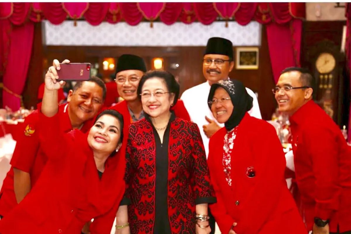 Gus Ipul dan Puti Guntur Soekarno foto bersama Megawati Soekarnoputri (Liputan6.com/Dian Kurniawan)