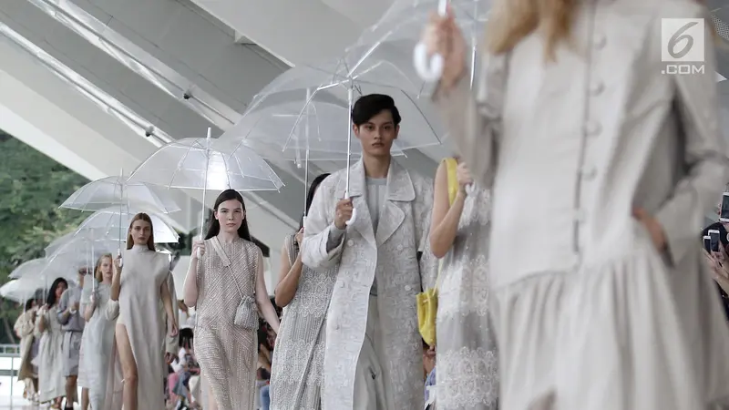 70 Busana Spring/Summer 2019 Rayakan 10 Tahun Eksistensi Sapto Djojokartiko