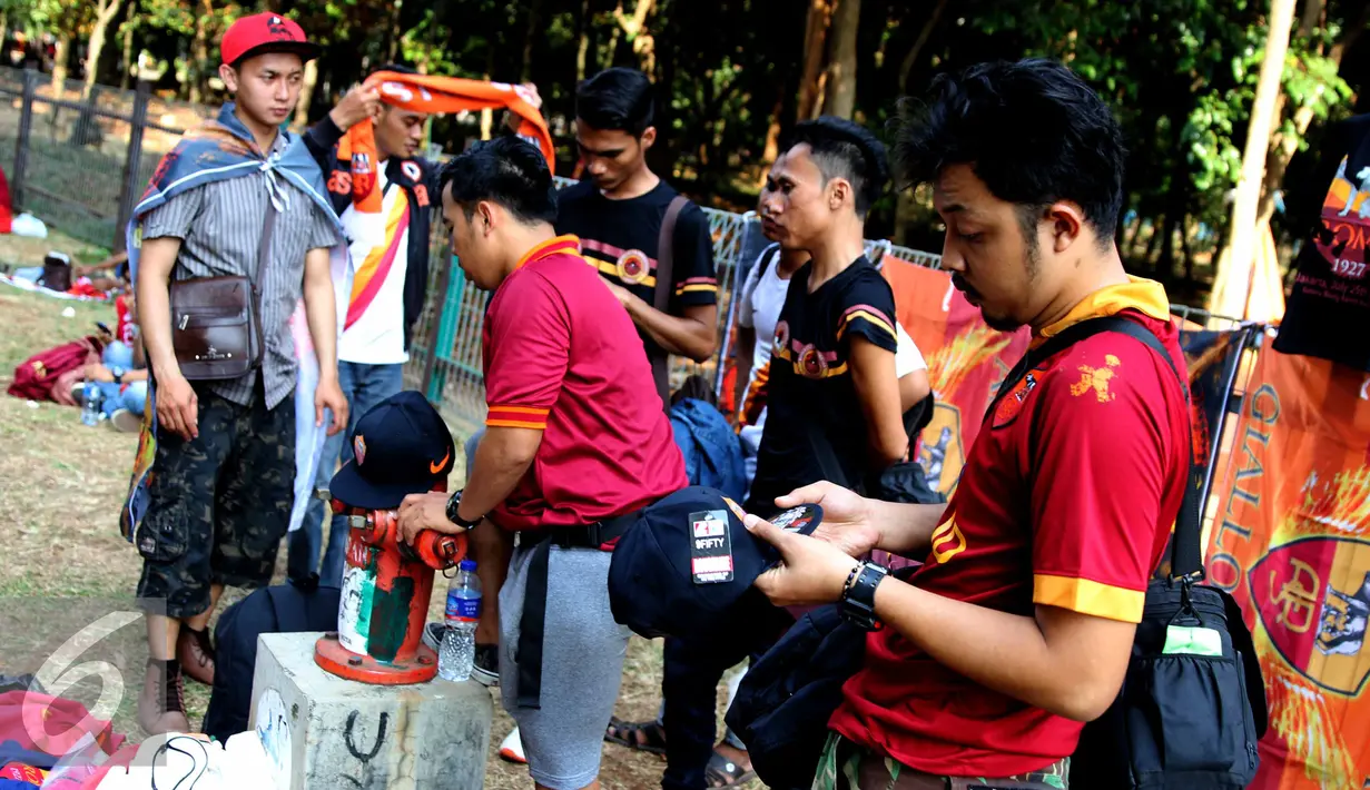 Sejumlah pengunjung melihat-lihat pernak-pernik bercorak AS ROMA di Stadion Utama Gelora Bung Karno, Jakarta, Sabtu (25/7/2015). Para pedagang mengaku dagangan mereka laris jelang pertandingan AS Roma. (Liputan6.com/Helmi Afandi)