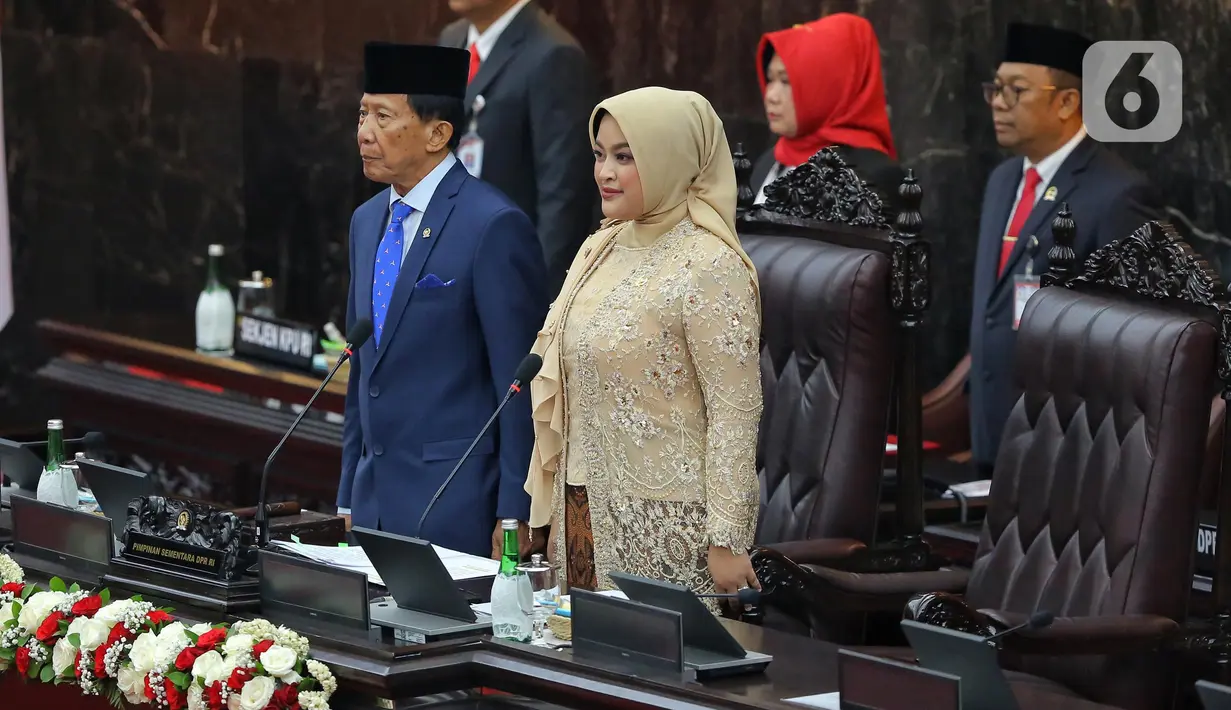<p>Anggota DPR periode 2024-2029 tertua dari Partai Demokrat, Zulfikar Achmad (kiri) didampingi anggota DPR termuda dari Partai Gerindra Annisa MA Mahesa (kanan) memimpin rapat paripurna perdana di Gedung Nusantara, Kompleks Parlemen, Senayan, Jakarta, Selasa (1/10/2024). (Liputan6.com/Angga Yuniar)</p>