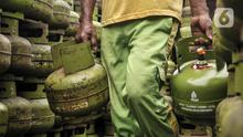 Pekerja melakukan bongkar muat tabung LPG 3 kg di salah satu agen di Jakarta Pusat, Kamis (14/7/2022). Imbas kenaikan harga jual LPG nonsubsidi Rp 2.000 per kg, pengelola agen gas mengungkapkan banyak warga mulai beralih ke LPG 3 kg subsidi atau gas melon karena harga gas nonsubsidi terlampau tinggi di tengah kondisi ekonomi yang makin sulit. (merdeka.com/Iqbal S. Nugroho)