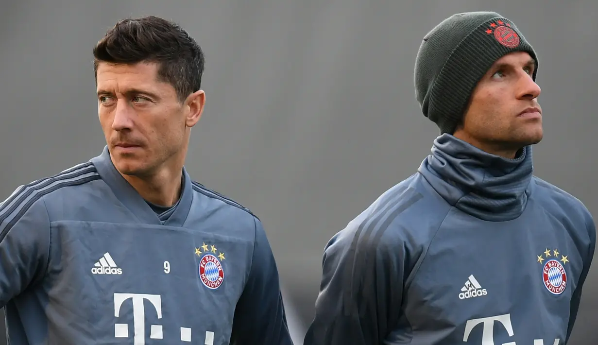 Penyerang  Bayern Munchen, Robert Lewandowski dan Thomas Mueller saat mengikuti latihan tim di Munich, Jerman selatan (12/3). Pada leg pertama Munchen berhasil menahan imbang Liverpool 0-0 di Anfield Stadium. (AFP Photo/Christof Stache)