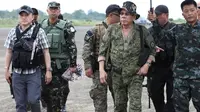 Presiden Filipina, Rodrigo Duterte bersiap naik helikopter untuk melakukan kunjungan ke medan pertempuran di Marawi, Kamis (20/7). Kunjungan dilakukan ketika pasukan masih terlibat pertarungan dengan kelompok Maute yang berafiliasi dengan ISIS. (AP Photo)
