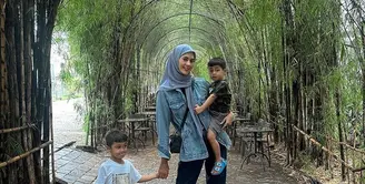 Paula kini mantap berhijab, ia pun tetap tampil stylish dan nyaman dengan hijabnya saat mengasuh kedua anaknya. Misalnya saja, ia tampil dengan kerudung abu-abu dipadukan atasan kemeja denim dan celana panjang denimnya. Sambil mengenakan sneakers putih dan slingbag hitamnya. [@paula_verhoeven]