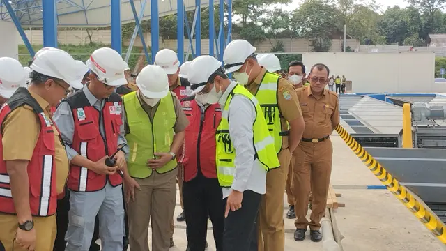 Penjabat (Pj) Gubernur DKI Jakarta Heru Budi Hartono meninjau fasilitas pengolahan sampah Landfill Mining dan Refused Derived Fuel (RDF) Plant di Tempat Pengolahan Sampah Terpadu (TPST) Bantar Gebang