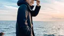Memilih berbusana serba hitam, gaya Jerome Polin saat berlibur ini pun bisa ditiru. Menggunakan jaket hitam yang senada dengan topi serta celananya, penampilan Jerome ini juga tak lepas dari sorotan. (Liputan6.com/IG/@jeromepolin)