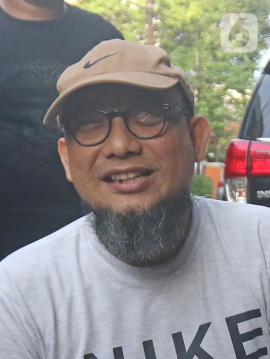 Penyidik senior KPK Novel Baswedan keluar dari rumahnya usai rekontruksi penyiraman air keras terhadap dirinya di Jalan Deposito, Kelapa Gading, Jakarta, Jumat (7/2/2020). Karena alasan kesehatan, Novel Baswedan tidak mengikuti proses rekonstruksi meski berada di rumah (Liputan6.com/Herman Zakharia)