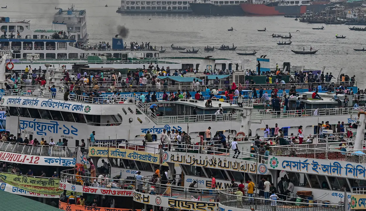 <p>Orang-orang naik kapal feri untuk melakukan perjalanan mudik ke tempat asal mereka untuk merayakan Idul Fitri di Dhaka, Bangladesh, Sabtu (30/4/2022). Warga Bangladesh berbondong-bondong memenuhi moda transportasi untuk bisa mudik atau pulang kampung agar bisa merayakan Idul Fitri dengan sanak keluarga. (AFP/Munir uz Zaman)</p>