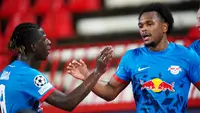 Pemain RB Leipzig Lois Openda (kanan) melakukan selebrasi dengan Amadou Haidara usai mencetak gol ke gawang Red Star Belgrade pada pertandingan sepak bola Grup G Liga Champions di Stadion Rajko Mitic, Beograd, Serbia, Selasa (7/11/2023). (AP Photo/Darko Vojinovic)