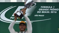  Pebalap Mercedes GP, Lewis Hamilton, menjaga asa untuk mempertahankan gelar juara dunia F1. Ini berkat kemenangan pada balapan F1 GP Brasil, Minggu (13/11/2016), dengan mengalahkan rivalnya, Nico Rosberg. (AFP/Miguel Schincariol)