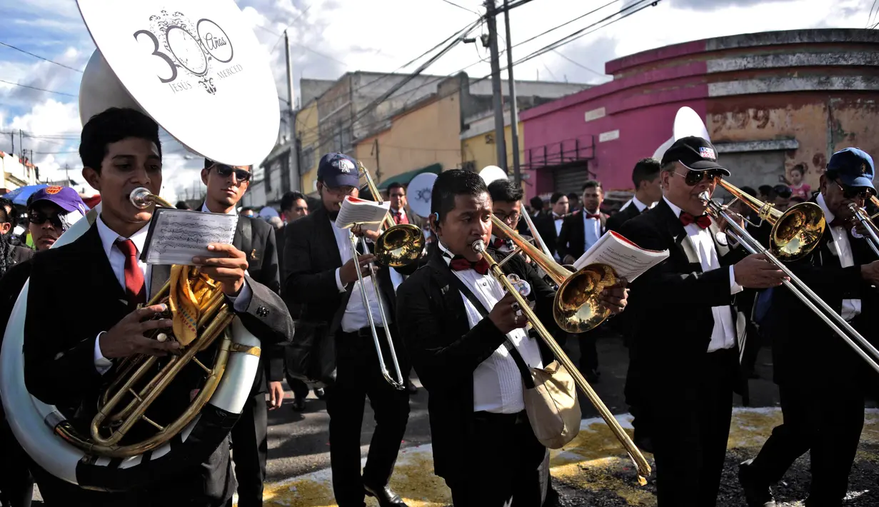 Para pemain musik mengiringi prosesi Jesus de La Merced di Guatemala City (5/8). Acara ini merupakan perayaan 300 tahun pengudusan di Guatemala City. (AFP Photo/Johan Ordonez)