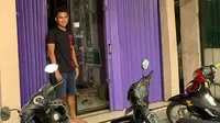 Striker PSS Sleman, Dimas Galih Gumilang berpose di depan usaha rental PlayStation miliknya di Bekonang, Kabupaten Sukoharjo, Senin (1/6/2020). (Bola.com/Vincentius Atmaja)