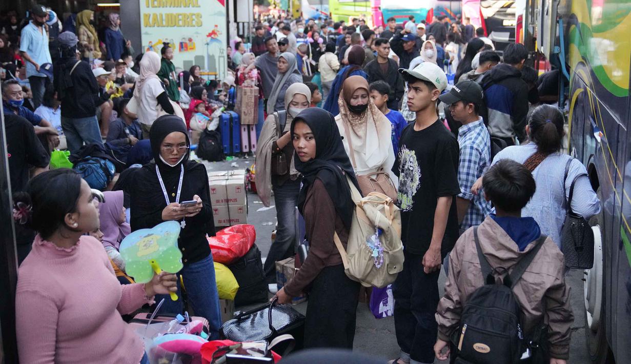 Untuk tujuan perjalanan masih didominasi wilayah Sumatera yang menjadi salah satu rute favorit pemudik yang berangkat dari Terminal Kalideres, Jakarta. Tampak dalam foto, para calon penumpang menunggu bus yang akan mengangkut mereka menuju kampung halaman menjelang libur Idul Fitri 1447 Hijriah sekaligus menandai berakhirnya bulan suci puasa Ramadan, di terminal Terminal Kalideres, Jakarta, Rabu 18 Maret 2026. (AP Photo/Dita Alangkara)