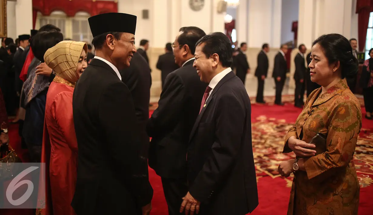 Menko PMK, Puan Maharani dan Ketum Golkar, Setya Novanto memberi selamat kepada Menkopolhukam yang baru, Wiranto usai acara pelantikan di Istana Negara, Rabu (27/7). (Liputan6.com/Faizal Fanani)