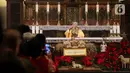 Umat Katolik di Jakarta merayakan Misa Malam Natal di Gereja Katedral Jakarta pada Selasa (24/12/2024). (Liputan6.com/Herman Zakharia)