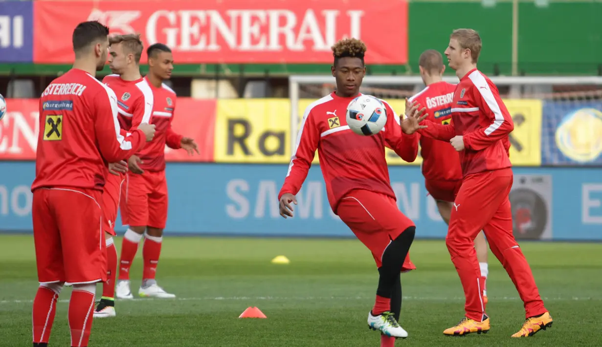 David Alaba menunjukkan skillnya saat menjalani sesi latihan jelang laga persahabatan melawan Turki di Stadion Ernst Happel, Wina, Austria, Senin (28/3/2016). (Bola.com/Reza Khomaini)
