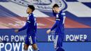Pemain Leicester City, James Justin dan James Maddison tertunduk lesu usai ditaklukkan Fulham pada laga Liga Inggris di Stadion King Power, Senin (30/11/2020). Leicester takluk dengan skor 1-2. (AP Photo/Rui Vieira, Pool)