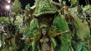 Peserta dari sekolah tari Rocinha saat memamerkan aksi mereka dengan segala atribut yang unik untuk memeriahkan Karnaval Tahunan Brasil di Sao Paulo (5/2). (REUTERS/Ricardo Moraes)