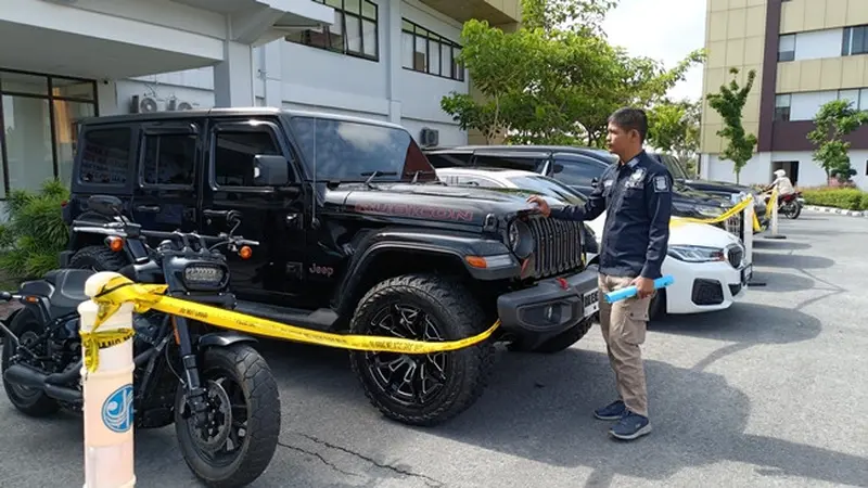 Deretan kendaraan mewah milik pria diduga afiliator judi online di Pekanbaru yang ditangkap oleh Polda Riau.