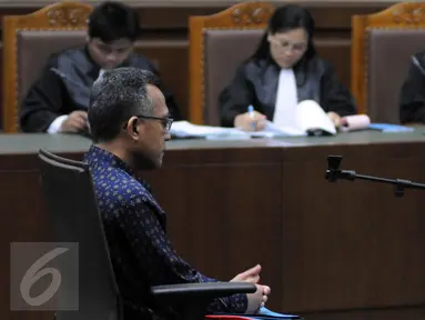 Hakim PTUN Medan Tripeni Irianto Putro saat menjalani sidang lanjutan dengan agenda pembacaan pledoi, Jakarta, Kamis (26/11/2015). Tripeni mengaku sama sekali tidak punya itikad menerima duit suap dari OC Kaligis. (Liputan6.com/Helmi Afandi)