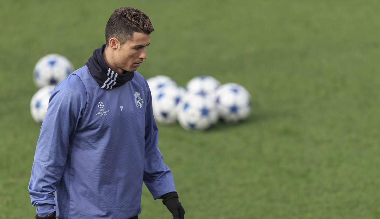 Bintang Real Madrid, Cristiano Ronaldo tengah mempersiapkan diri untuk melawan Napoli pada laga 16 besar Liga Champions di Valdebebas stadium, Madrid, Spain, (14/2/2017). (AP/Daniel Ochoa de Olza)