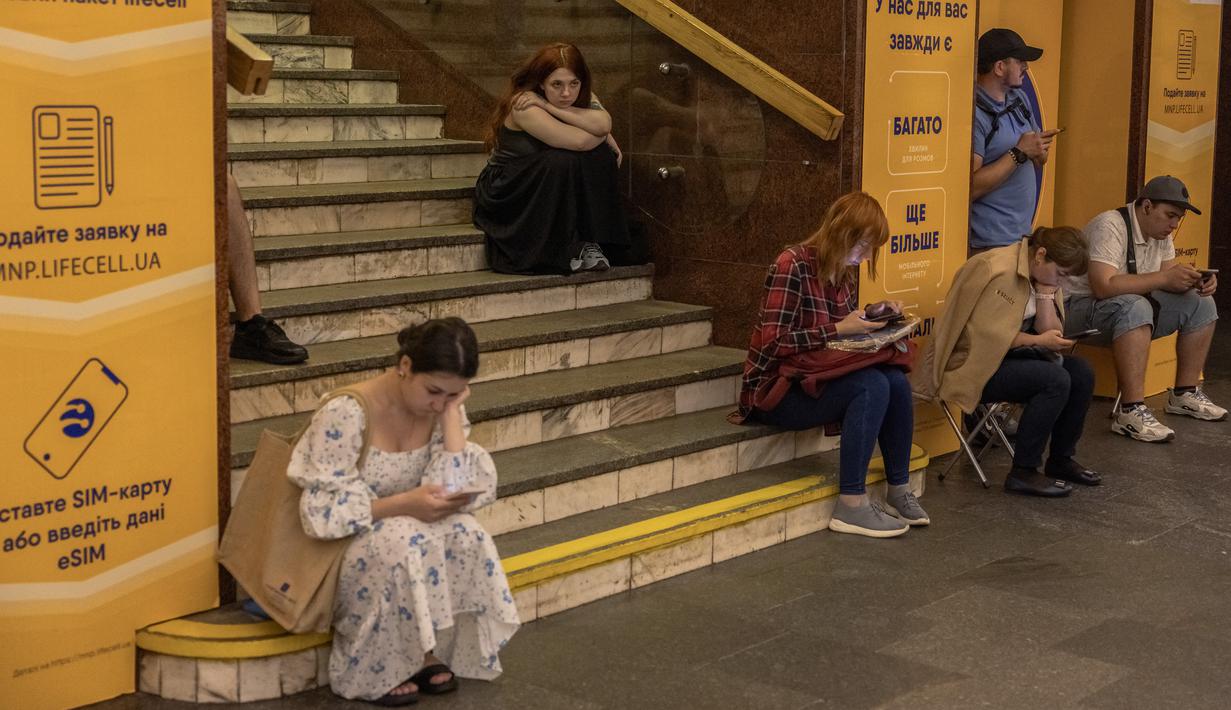 Ketika mendengar sirene tersebut, warga harus menyelamatkan diri menuju bungker atau selter bom terdekat. (Roman PILIPEY / AFP)