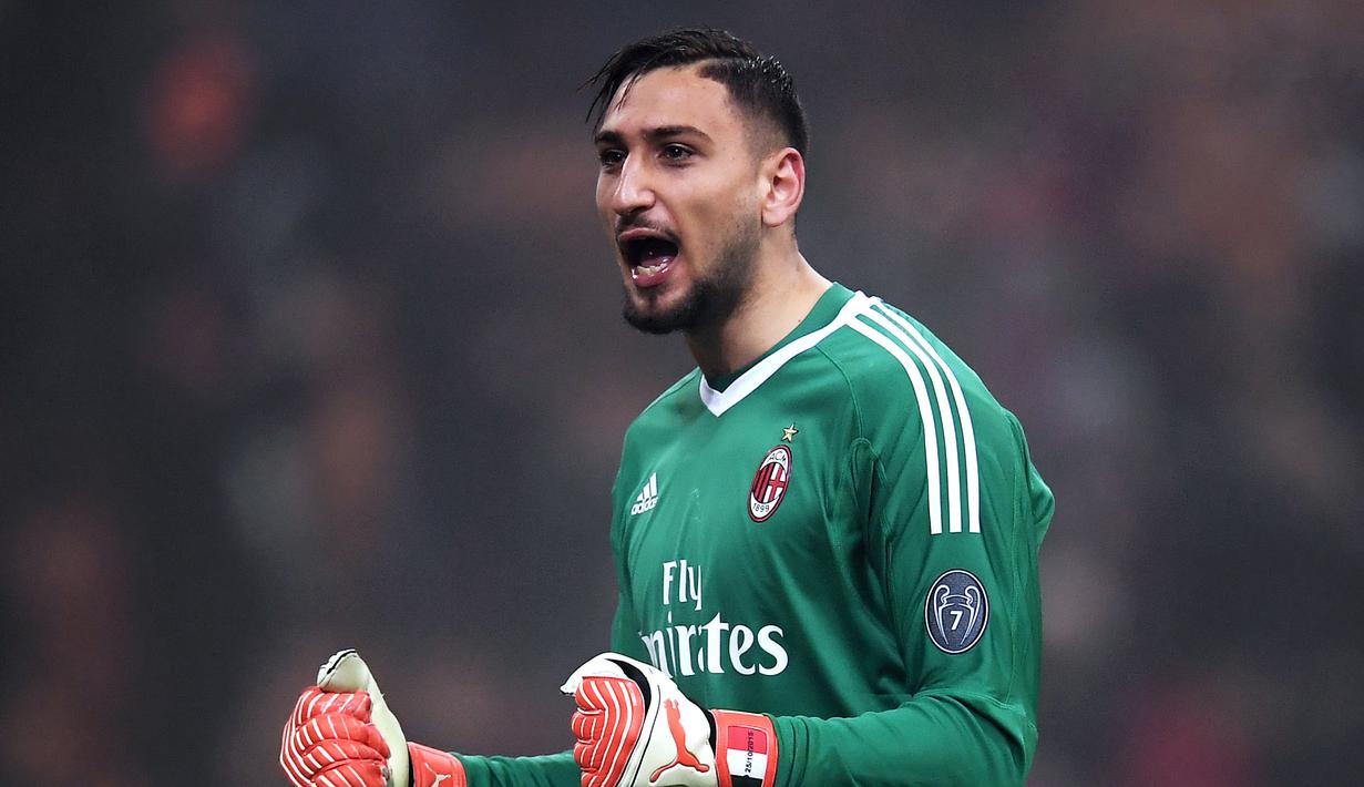 Ekspresi kiper AC Milan, Gianluigi Donnarumma saat bertanding melawan Lazio, di Stadion Giuseppe Meazza, Milan, Italia. Donnarumma terus digadang-gadang untuk menggantikan posisi Buffon di Juventus dan timnas Italia. (AFP PHOTO/MARCO BERTORELLO)
