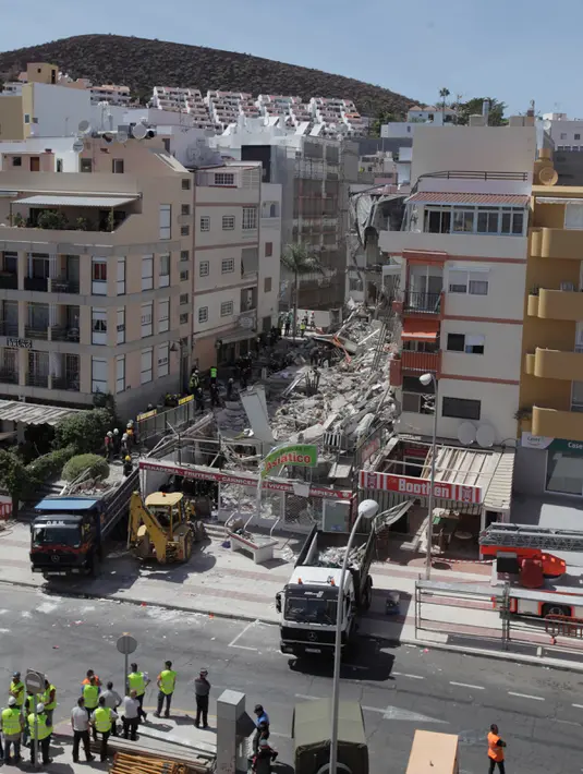Sebuah gedung apartemen lima lantai runtuh di kota wisata Los Cristianos, Tenerife, Spanyol, Kamis (14/4). Sedikitnya satu orang tewas sementara sembilan lainnya terjebak di dalam reruntuhan gedung tersebut. (Desiree MARTIN/AFP)