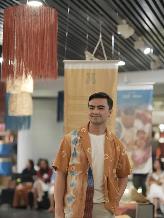 “Kami menemukan fakta bahwa penggunaan pewarnaan alami mulai ditinggalkan oleh penenun. Sedangkan seni pewarnaan alami merupakan bagian dari proses menghasilkan selembar kain tenun,” jelas Founder & CEO Tobatenun,  Kerri Na Basaria. [Dok/Tobatenun]