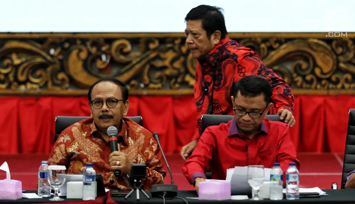 Sejumlah kader PDIP menggelar  focus group discussion (FGD) bertema 'Ekonomi Gotong sebagai Pilar Ekonomi Nasional' " di Jakarta, Kamis (04/7/2019). FGD dilakukan untuk merumuskan langkah ekonomi yang akan dibawa dalam Kongres V PDIP pada Agustus 2019. (Liputan6.com/JohanTallo)